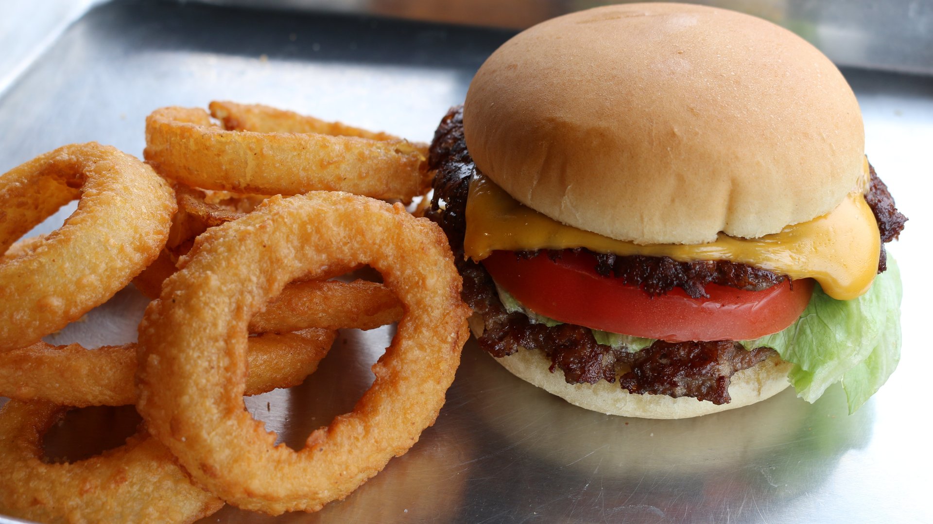 Cheeseburger with onion rings
